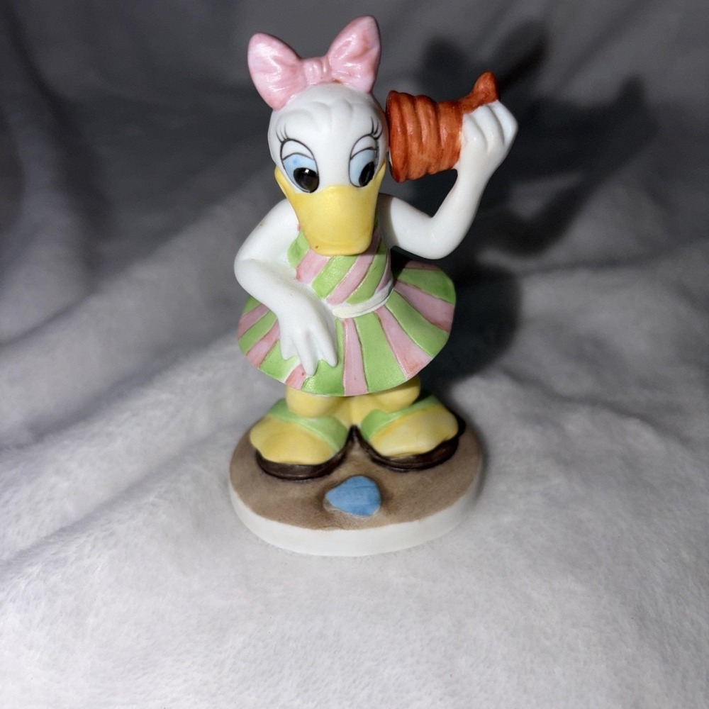 walt disney productions porcelain figure daisy duck hand painted 80s‎